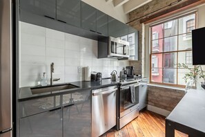 Réfrigérateur, micro-ondes, four, plaque de cuisson