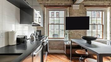 Een koelkast, een magnetron, een oven, een kookplaat