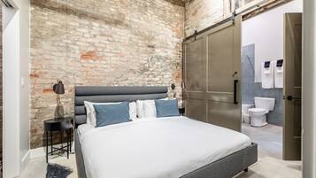 3 habitaciones, tabla de planchar con plancha y ropa de cama