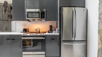 Refrigerador, microondas, horno y parrilla de estufa