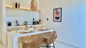 Fridge, oven, stovetop, coffee/tea maker