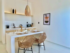 ثلاجة، فرن، موقد طهي مسطح، غلّاية كهربائية