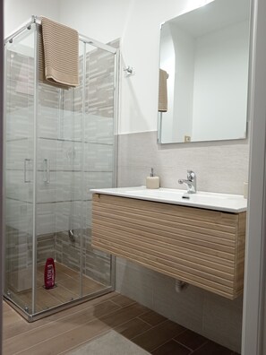Douche, sèche-cheveux, bidet, serviettes fournies