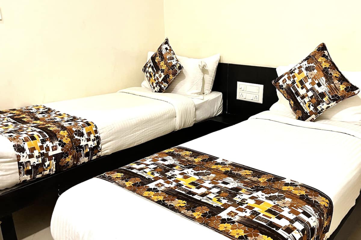 Executive Room | 1 bedroom, iron/ironing board, free WiFi