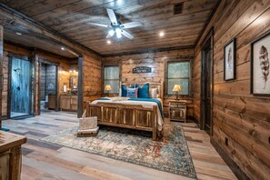 1 bedroom, iron/ironing board, free WiFi, bed sheets - 🏕️Cozy Cabin Oasis💦Hot Tub🔥Fireplace🍔Grill & Griddle🔥Fire Pit🌄Scenic Views (Broken Bow)
