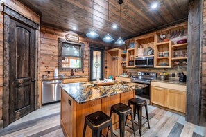 Fridge, microwave, oven, stovetop - 🏕️Cozy Cabin Oasis💦Hot Tub🔥Fireplace🍔Grill & Griddle🔥Fire Pit🌄Scenic Views (Broken Bow)