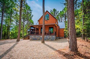 Exterior - 🏕️Cozy Cabin Oasis💦Hot Tub🔥Fireplace🍔Grill & Griddle🔥Fire Pit🌄Scenic Views (Broken Bow)
