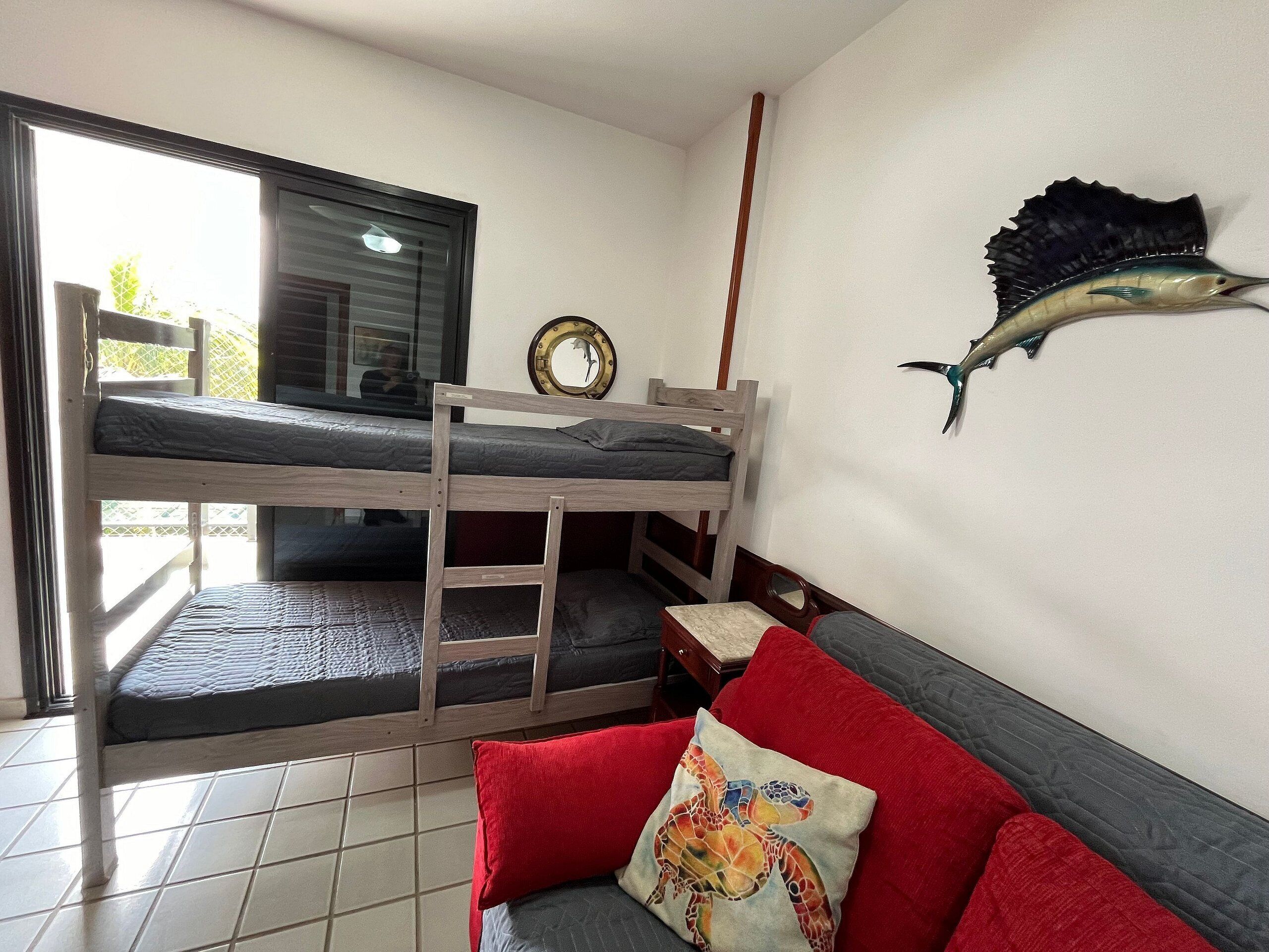 3 عدّة غرف نوم وألحفة محشوة بالريش وبديكورات فريدة لكل غرفة