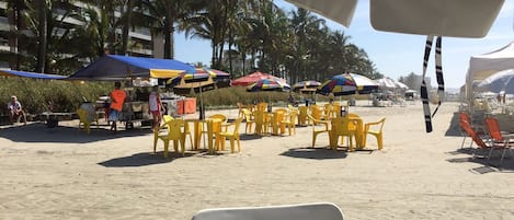 Departamento | Playa | En la playa, playa de arena blanca, sombrillas y bar en la playa