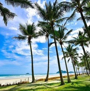 Apartment | Beach | On the beach, white sand, beach umbrellas, beach bar - Riviera: M4 Giardino 44A, frente Praia, 4Dorms, 3Banh, 2Gar, Varanda Gourmet com Churrasqueira (Bertioga)