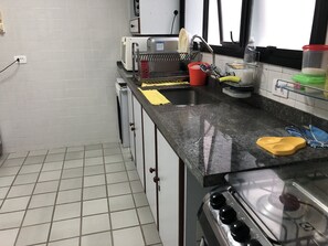 Apartment | Private kitchen | Full-size fridge, microwave, blender, toaster oven - Riviera: M4 Giardino 44A, frente Praia, 4Dorms, 3Banh, 2Gar, Varanda Gourmet com Churrasqueira (Bertioga)