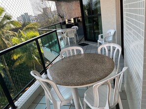 Apartamento | Opções para refeição ao ar livre | 10 restaurantes: opção de café da manhã, almoço e jantar