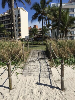 Apartment | Property grounds - Riviera: M4 Giardino 44A, frente Praia, 4Dorms, 3Banh, 2Gar, Varanda Gourmet com Churrasqueira (Bertioga)