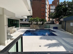 Apartment | Pool | Outdoor pool, open 9:00 AM to 10:00 PM, sun loungers - Riviera: M4 Giardino 44A, frente Praia, 4Dorms, 3Banh, 2Gar, Varanda Gourmet com Churrasqueira (Bertioga)