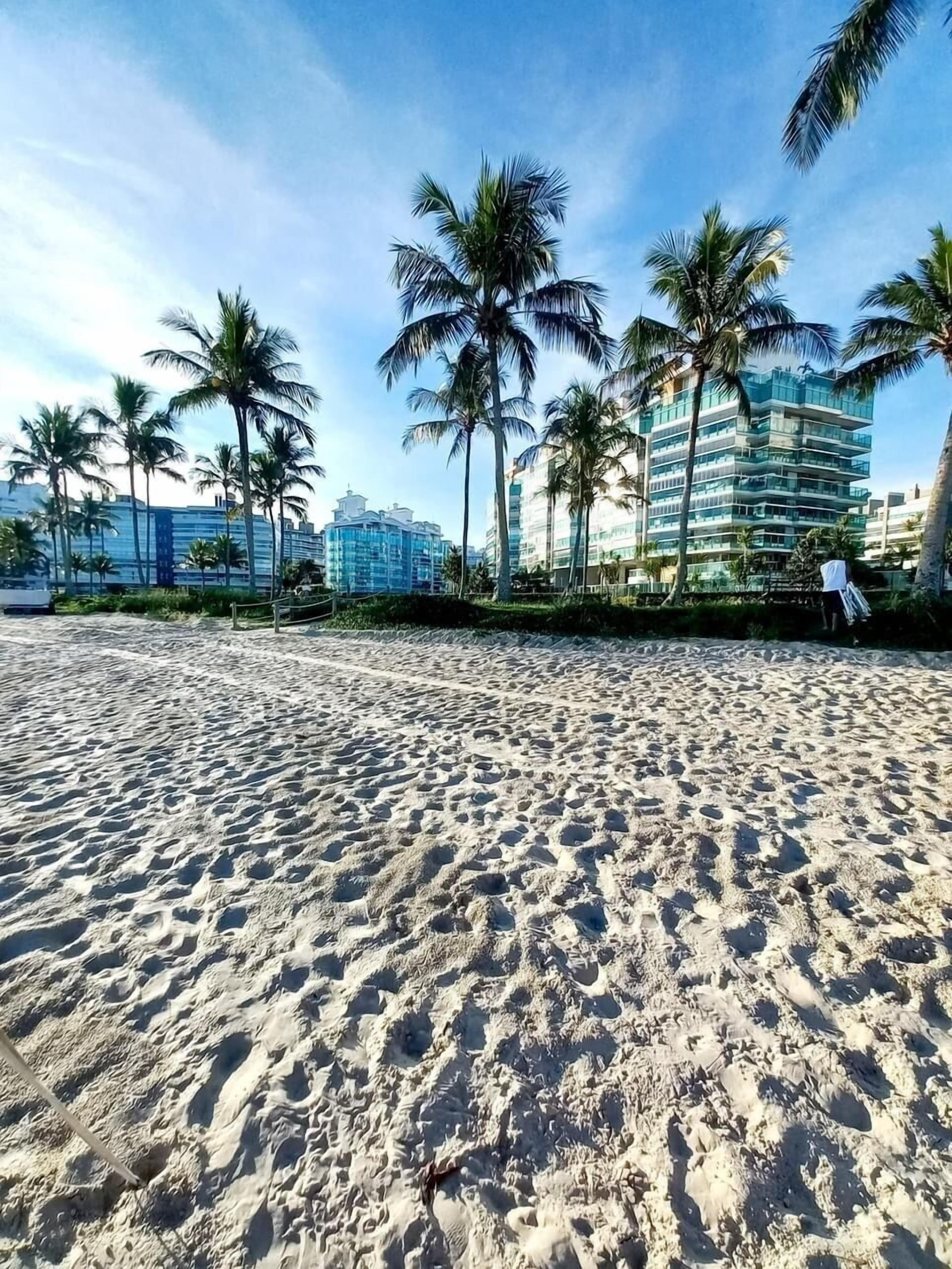 Apartamento | Praia | Na praia, areia branca, guarda-sóis, bar na praia 