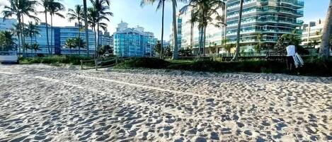 Apartamento | Praia | Na praia, areia branca, guarda-sóis, bar na praia