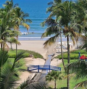 Apartment | Beach | On the beach, white sand, beach umbrellas, beach bar - Riviera: M4 Giardino 44A, frente Praia, 4Dorms, 3Banh, 2Gar, Varanda Gourmet com Churrasqueira (Bertioga)