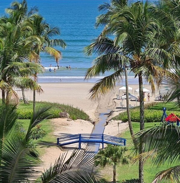 Apartamento | Praia | Na praia, areia branca, guarda-sóis, bar na praia 