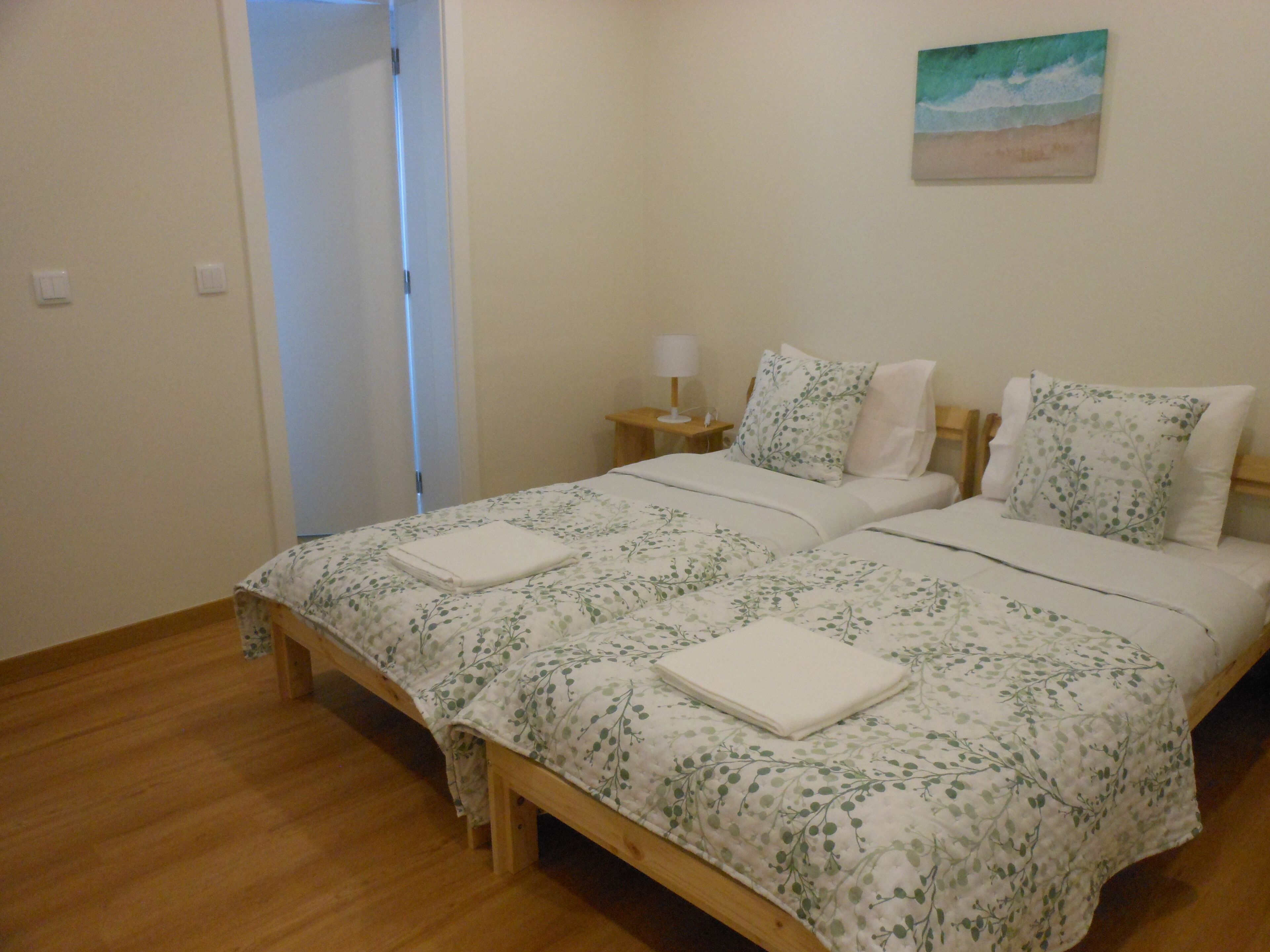 2 slaapkamers, een bureau, een strijkplank/strijkijzer, reisbedje