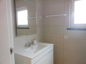 Séchoir à cheveux, bidet, serviettes fournies, savon