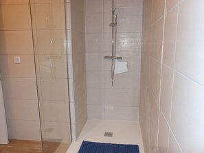 Hårtørrer, bidet, håndklæder, Sæbe