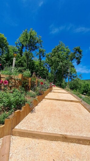 Property grounds - Jolie Maison Pour 2 Pers. Avec Piscine Partagée et Jardin à Pardailhan (Pardailhan)