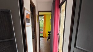 Ein Gang, der zu einem Zimmer mit Gartenblick führt.