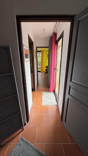 Interior - Jolie Maison Pour 2 Pers. Avec Piscine Partagée et Jardin à Pardailhan (Pardailhan)