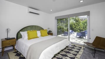 3 bedrooms, desk, iron/ironing board, travel crib