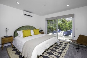 3 dormitorios, escritorio, tabla de planchar con plancha y cuna de viaje