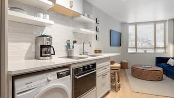 Køleskab, mikrobølgeovn, ovn, kogeplade