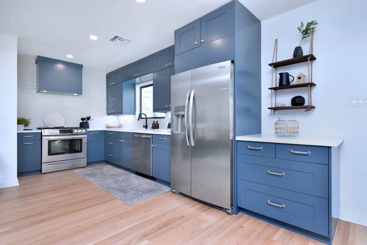 Jääkaappi, uuni, liesi, kahvin-/teenkeitin