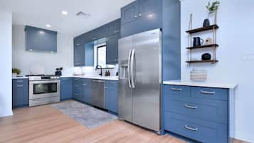 Fridge, oven, stovetop, coffee/tea maker