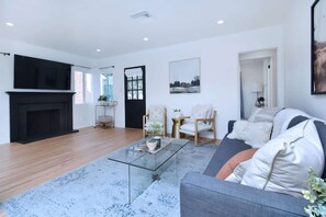 Televisión y chimenea 