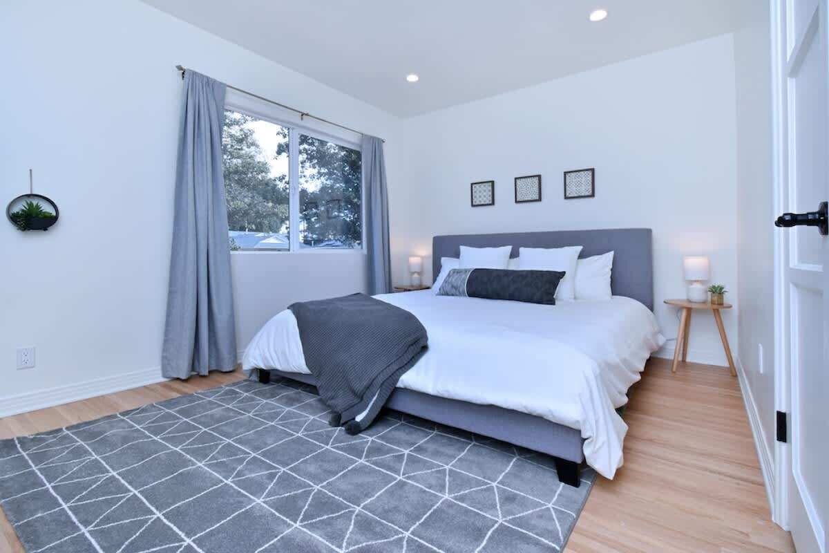 3 habitaciones, tabla de planchar con plancha, wifi y ropa de cama 