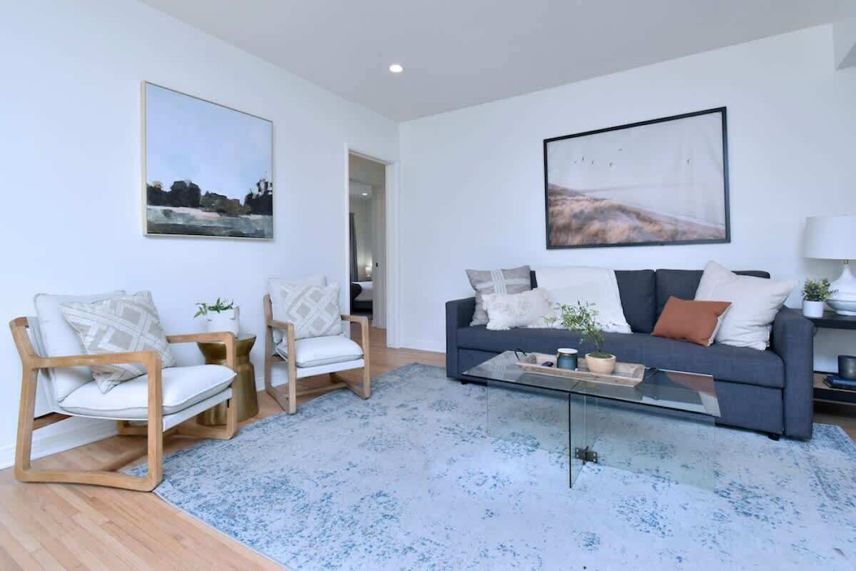 Een televisie en een open haard