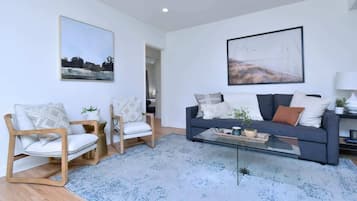 Een televisie en een open haard