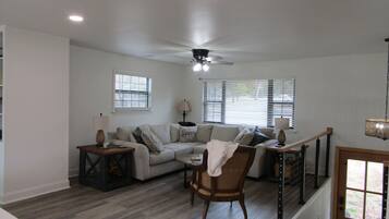 Älytelevisio, takka, kirjoja