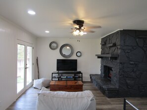 Smart TV, chimenea y libros 