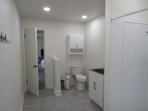 Suihku, hiustenkuivaaja, pyyhkeet, saippua