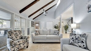 Smart TV, fireplace, ping pong - Stunning Lake House w/ Heated Pool + Ping Pong! (Lutz)