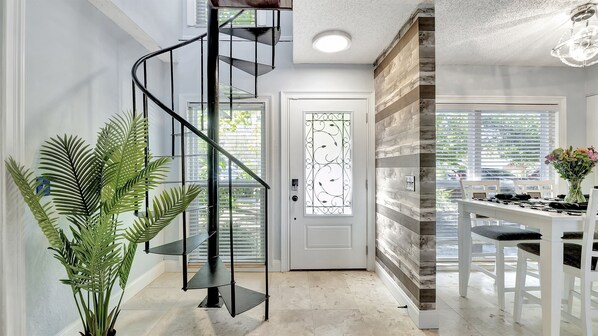 Interior - Stunning Lake House w/ Heated Pool + Ping Pong! (Lutz)