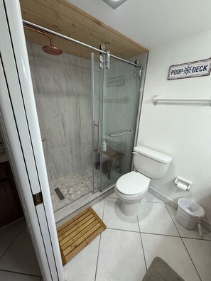 Een haardroger, handdoeken, zeep, shampoo