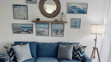 TV connectée, baby-foot, livres