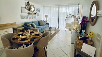 TV connectée, baby-foot, livres