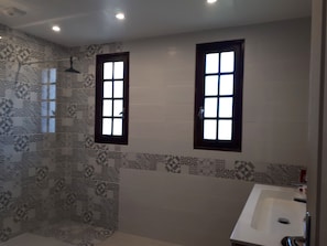 Shower, hair dryer, towels, soap - Arbutus trees. Top of house with garden. 500 meters from the beach. (Albitreccia)