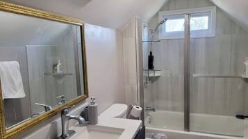 Articles de toilette gratuits, sĂšche-cheveux, serviettes fournies