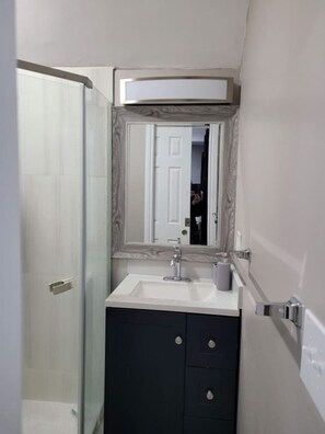Free toiletries, hair dryer, towels - Brand new house with private bath in each room (West Seneca)