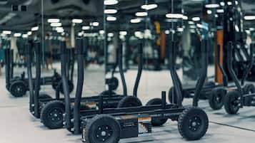 Un gimnasio con equipo de ejercicio, incluyendo cintas de correr y máquinas de pesas.