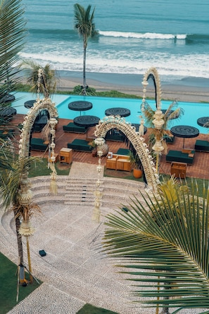 Hồ bơi ngoài trời